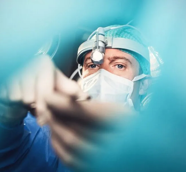 Medico che esegue un intervento chirurgico